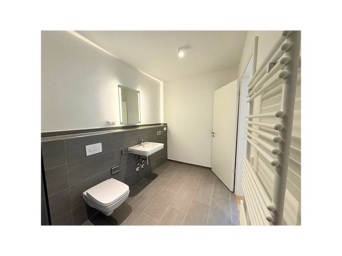 *Stilvolles Wohnen*: Lichtdurchflutete 2-Zi.-Wohnung mit Balkon im Projekt "Teltrio" – Ansicht II: Badezimmer