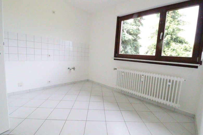 WRS Immobilien - Frisch renovierte 3 Zimmer Dachgeschosswohnung in Feldrandlage von Rockenberg – Küche - Bild 1