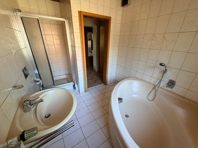 Freistehendes Einfamilienhaus, nahe Weser, mit großer Ausbaureserve – Vollbad