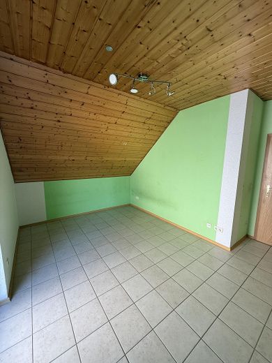 Світла та простора 4-кімнатна дворівнева мансардна квартира у Фраймерсгаймі – 1. Schlaf- oder Arbeitszimmer