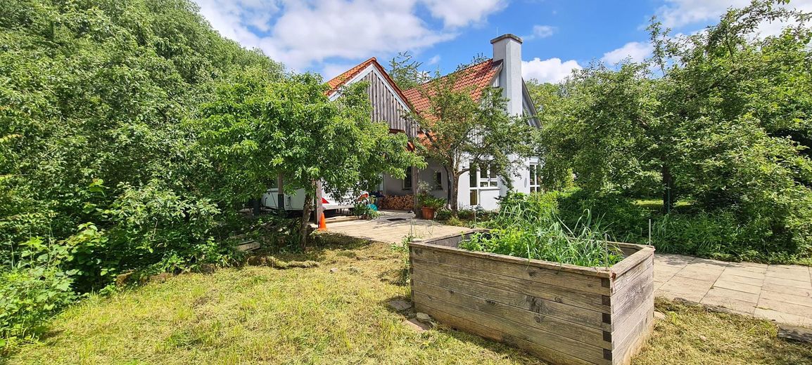 Einfahrt, Hochbeet und Carport