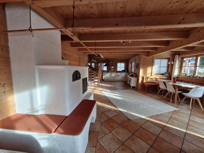 Ökol. Blockhaus in Bernau am Chiemsee – Zuhause auf Zeit für bis zu 5 Jahre, mit eigenem Garten – Wohnzimmer
