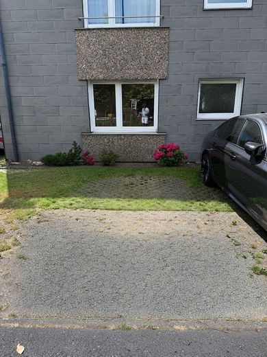 Wohntraum in Hilden! Modernisierte 3 Zimmer EG Wohnung mit Balkon, Gartennutzung und Stellplatz – Parkplatz