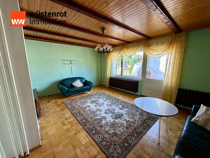 Gepflegtes Familienidyll mit großem Garten, Nebengelass und moderner Wärmepumpe – Wohnzimmer