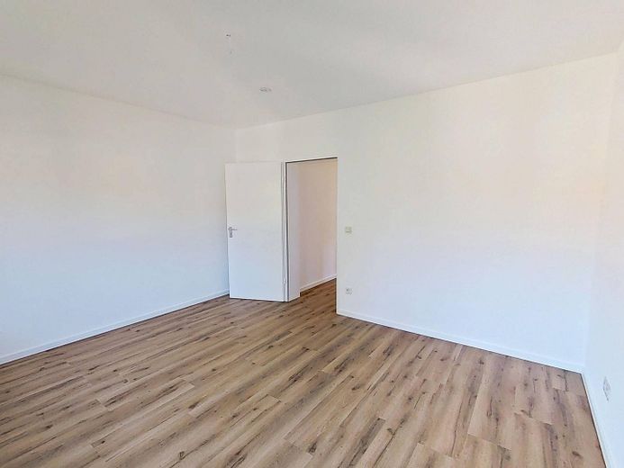 Huzurlu konumda modern yaşam: BALKONLU ve küvetli banyolu geniş 3 odalı daire – Ansicht II: Schlafzimmer I