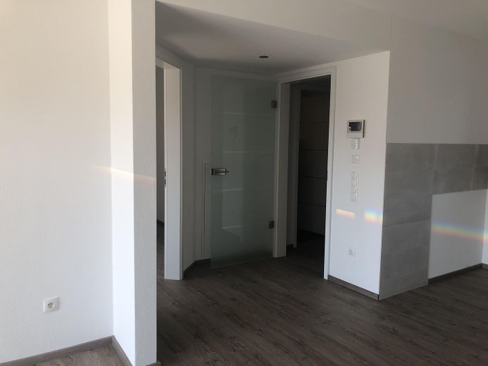 شقة راقية من غرفتين مع شرفة مشمسة باتجاه الجنوب الغربي – سكن موفر للطاقة في بوخلوه – Wohnzimmer Blick zum Flur