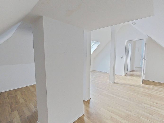 NIENTE ONERI PER IL RISCALDAMENTO, MA 2 CANONI NETTI GRATUITI: Appartamento mansardato di 2 locali dalla disposizione particolare, con vasca da bagno – Ansicht II: Schlafzimmer (1.O…
