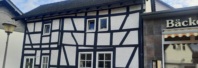 UROCZY DOMEK Z PIERNIKA Z NOWOCZESNYM WNĘTRZEM