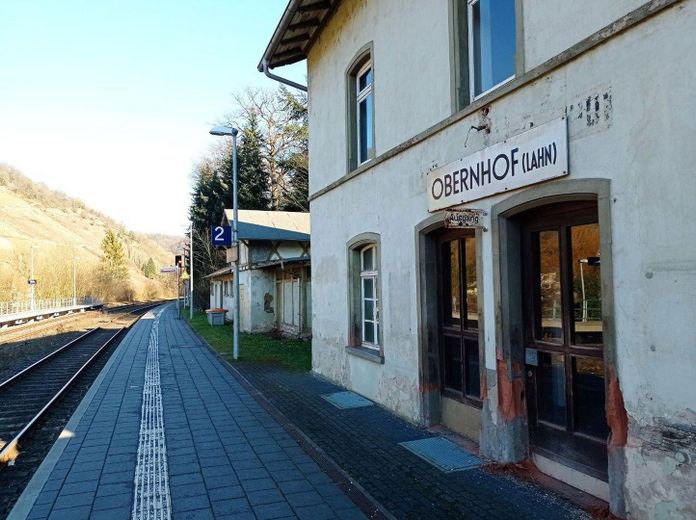 Bahnhof mit Nebengebäude