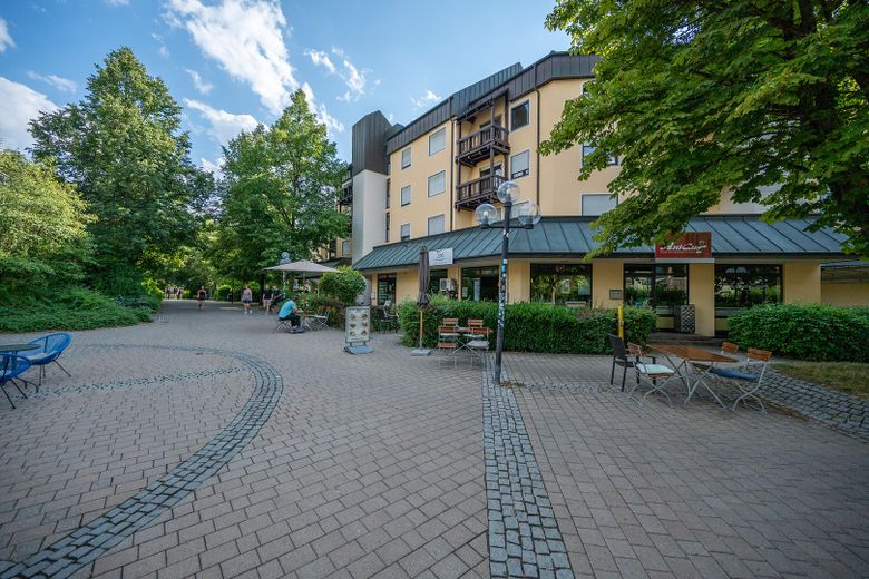 Lichtdurchfluteter Wohnkomfort in Uni-Bestlage – 90 m² mit 3 Balkonen & TG-Stellplatz – Aussenansicht Fussweg Uni