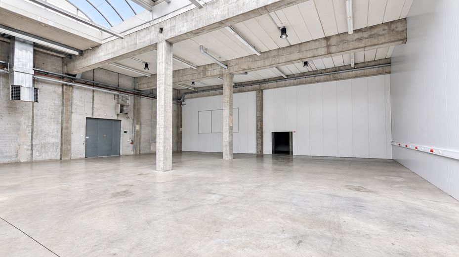 Depo, üretim, ofis/sosyal alan 750m² + 206m², açık alan >5000m² (opsiyonel + yaklaşık 400m² CNC talaşlı imalat) – Halle
