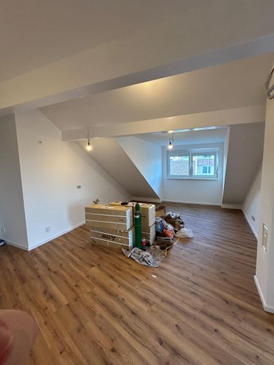Neubaustandard! Helle 3,5 Zi.-DG-Whg. mit Balkon, Klimaanlage und Burgblick. – Wohn- und Essbereich