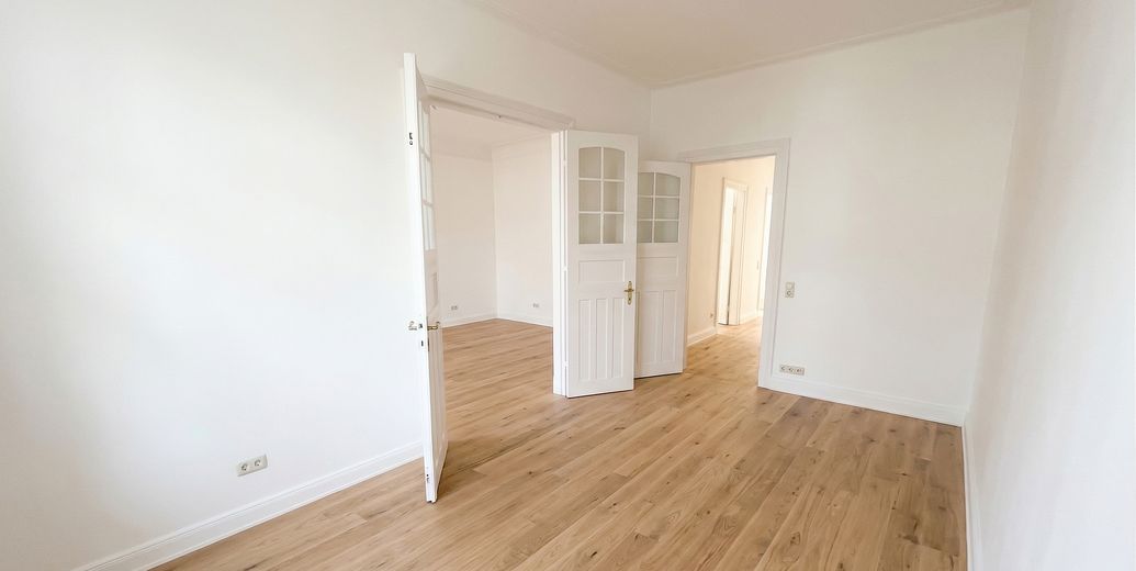 3 pok. mieszkanie w starej zabudowie Eimsbüttel, zmodernizowane, wysokie sufity, drewniane deski, sztukaterie, ok. 70 m², wolne/gotowe do zamieszkania – Ess-/ Arbeitszimmer