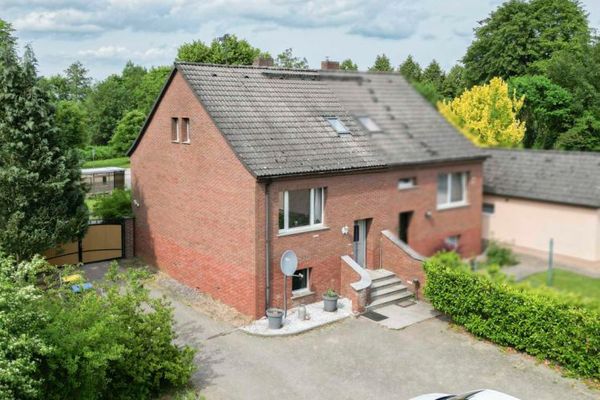 Louer ou habiter au bord de l’eau – maison mitoyenne par un côté avec grand terrain à Wesenberg