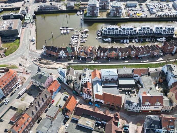 5 Einheiten | Seltene Kapitalanlage direkt am Hafen
von Cuxhaven, Lotsenviertel – von oben mit Hafen