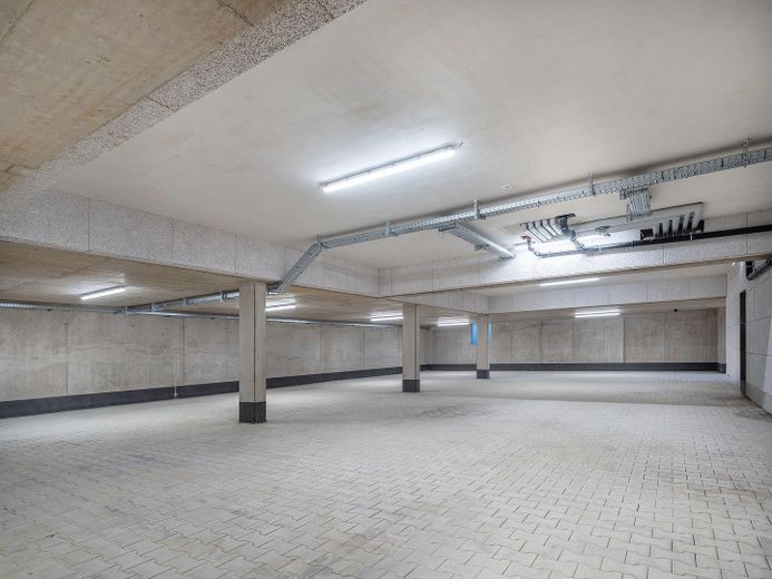Bezugsfertig: Neubau DG Wohnung mit Balkon + EBK in Parsdorf bei München | KfW-40-QNG - WE 12 – Tiefgarage