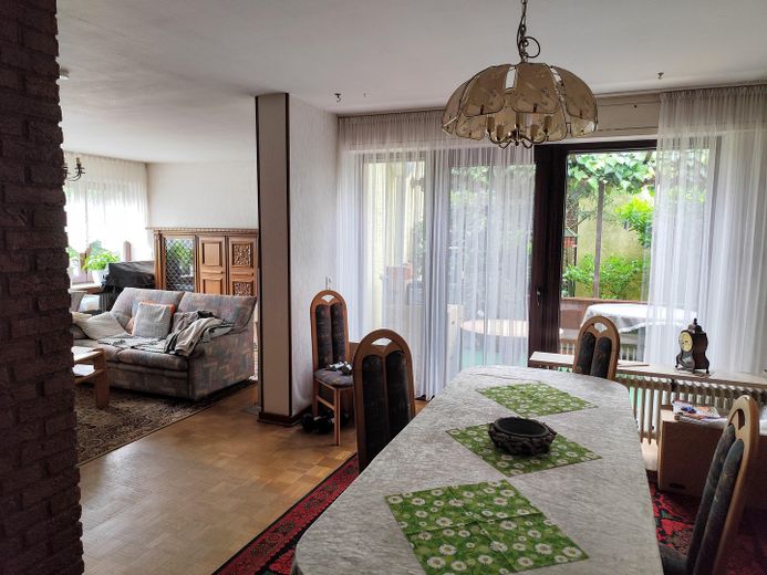2-Familienhaus mit großem Garten – EG-Esszimmer-WZ-Freisitz