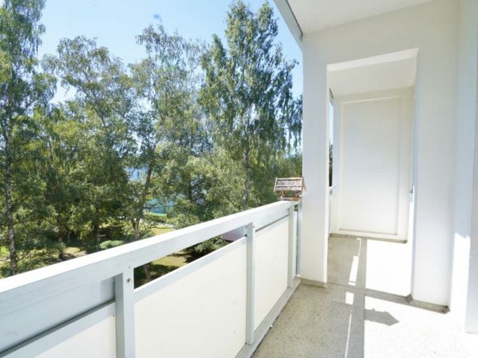 Großer Balkon / Bad mit Fenster – Foto 1