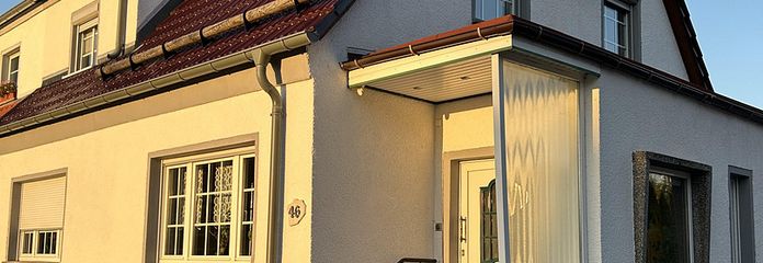 Nowoczesny solidny dom z 4 pokojami, basenem, wiatą na samochód i dużym ogrodem