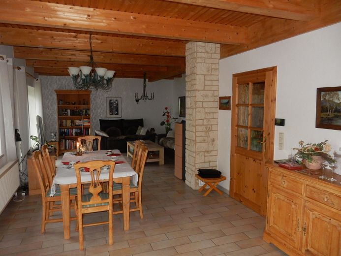Idyllisches Haus am See mit Bootsanleger – Wohnzimmer 1