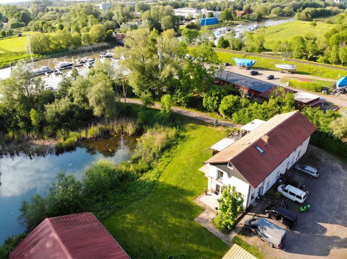 Einzigartiger Resthof / Schwinger Yachthafen / 3 Wohneinheiten, Reitanlage & Pferdestall / Stade – Nachbarschaft