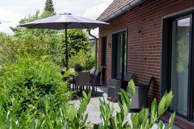 Tolle Terrassen-Wohnung, schönes Grundstück am Naturschutzgebiet – Terrasse Whg EG Haus links