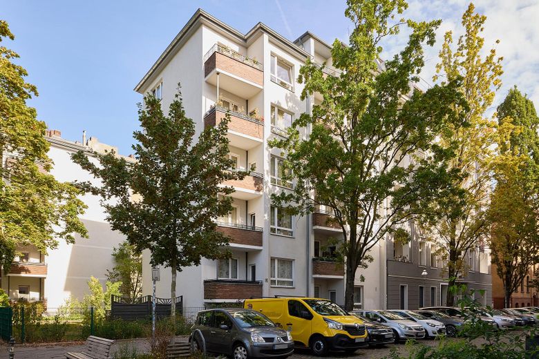 Berlin Mitte: Balkonlu, Moabit’in merkezi konumunda, yenilenmiş köşe binada ilk kullanım, komisyonsuz 2 odalı daire – Das sanierte Haus