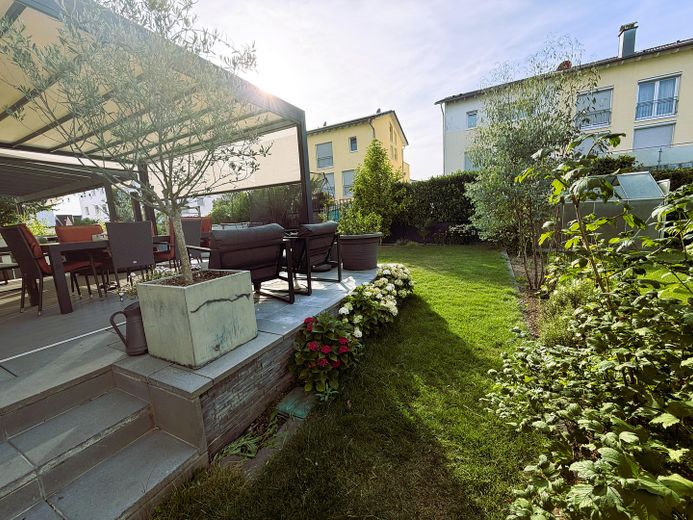 Piso en propiedad, apto para familias, en 2 plantas con carácter de casa y jardín propio – Terrasse und Garten