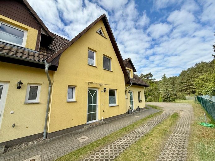 HORN IMMOBILIEN++ Wesenberg a. d. Bundeswasserstraße, gepflegtes RMH mit großem Grundstück und vielen Extras – Reihenmittelhaus