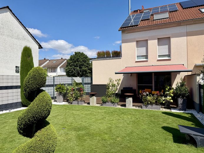 Trasferirsi e sentirsi a casa: casa a schiera di testa KfW-55 con giardino e ampia terrazza sul tetto – Garten-/Hausansicht