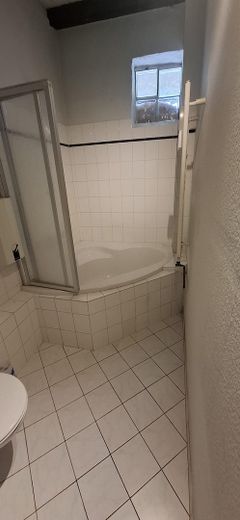 شقة دوبلكس من 6 غرف مع تراس على السطح لمن يرغب في التشكيل الذاتي في Siebenbäumen – Badewanne
