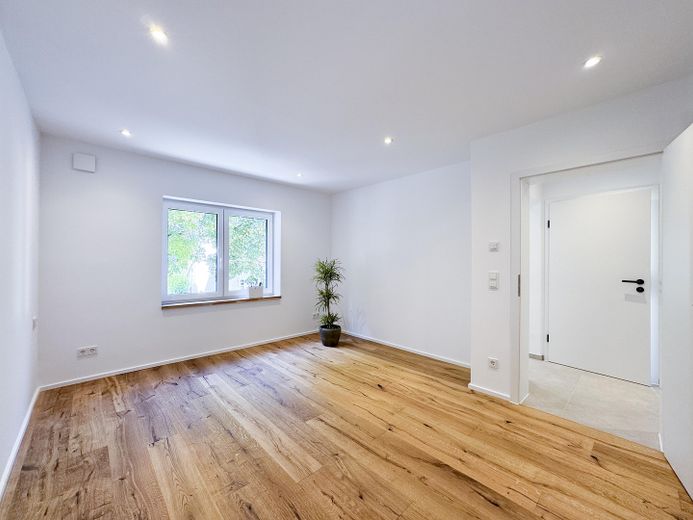 Apartamento de tres habitaciones en la primera planta con balcón, así como crédito KfW con una subvención de 30.000 euros – Schlafen