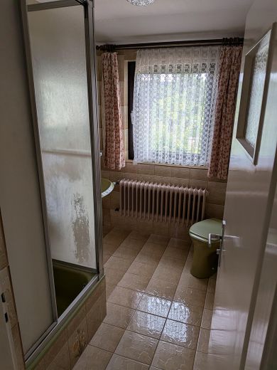 Gepflegte Doppelhaushälfte zu verkaufen in Waldsassen – Bad zweiter Stock, mit Dusche