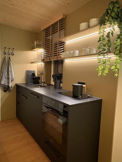 Komfort-Loft in Toplage mitten im Zentrum von Erlangen – Küche bei Nacht