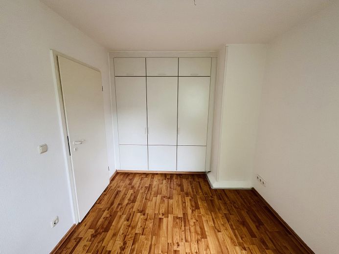 Dachterrasse mit Blick ins Grüne. Ganz oben. Ganz für sich. Ganz ruhig. Mitten im Wasserviertel. – Büro 