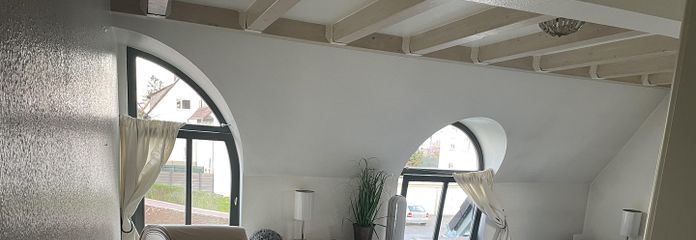 Atraktives voll möbliertes Apartment zu vermieten – Heller Wohnraum