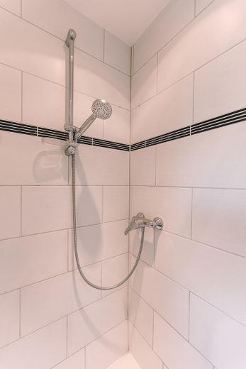 Natychmiast dostępne: piękne mieszkanie 2-pokojowe z loggią od zachodu i zmodernizowaną łazienką – Dusche