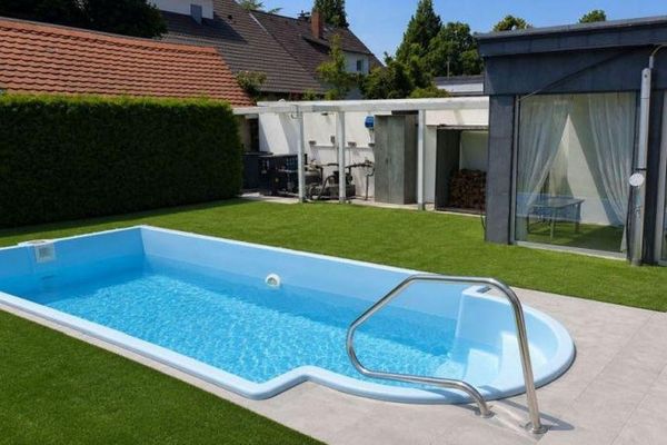 127 m² PRIVATES WOHNEN MIT EIGENEM POOL & GARTEN – 2 GARAGEN + 1.920 € KALTMIETEINNAHMEN