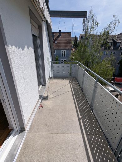 WG geeignete 4 Zimmer-DG-Whg mit Holzfußboden, Balkon, Wohnküche – Balkon