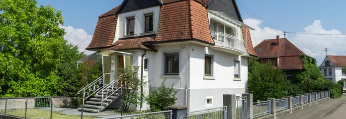 Villenartiges Einfamilienhaus auf großzügigem Grundstück mit zusätzlicher Bebauungsmöglichkeit – Blick von der Straße