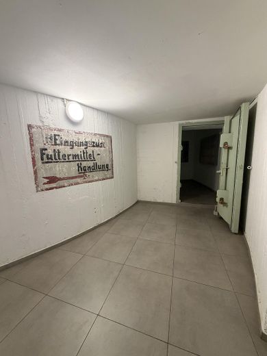 Apartament z balkonem w zabytkowym bunkrze przeciwlotniczym – Zdjęcie 1