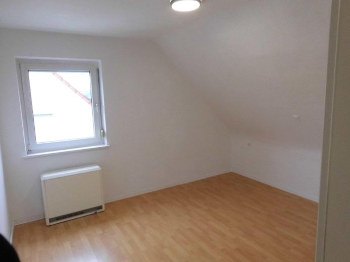 Großes Mehrfamilienhaus mit 8 Wohnungen und 5 Garagen von Privat – Schlafzimmer 