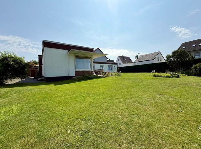 Fröndenberg-Westick: Flachdach-Bungalow mit Gartenoase als perfekter Rückzugsort! – Bungalow Fröndenberg-Westick mit Garten
