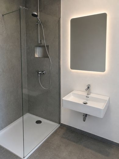 Renovierte 2.5 Zimmer Wohnung mit Balkon im Zentrum von Weiden – Bad