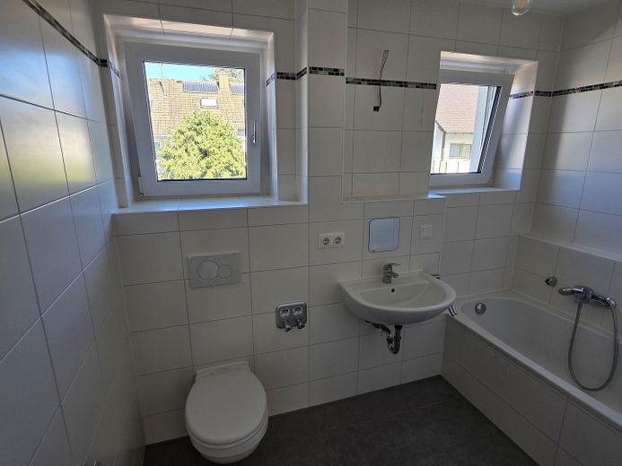 Augsburg-Inningen Bhf-nah 4 Zi  ETW 90m2 Süd-Loggia, Garten zustzl 18m2 UG Abst/WaKü – Bad 1