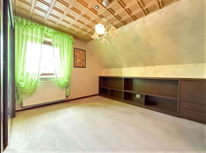 RESERVIERT***Kleine Doppelhaushälfte mit großem Grundstück und Entwicklungspotenzial – Schlafzimmer