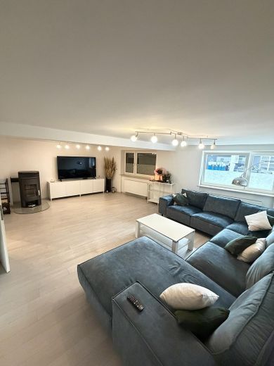 1–2 Familienhaus mit ca.300 m² Wfl.auf großzügigem 1.050-m²-Grundstück–ideal für Wohnen und Arbeiten – Wohnzimmer