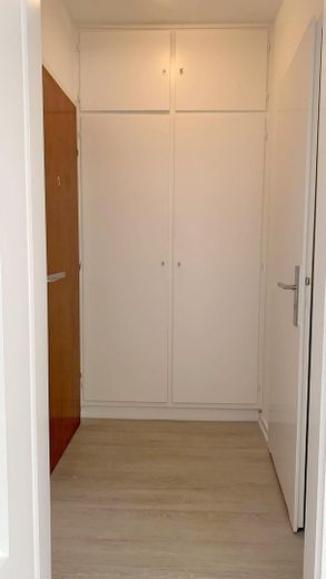 MÖBLIERTES EINZIMMER STADTAPARTMENT - TOP LAGE, HELL, ZENTRAL, RUHIG – Flur mit Einbauschrank