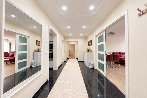 Großzügige 4 Zimmer Wohnung mit Aufzug und 3 Tiefgaragenplätzen