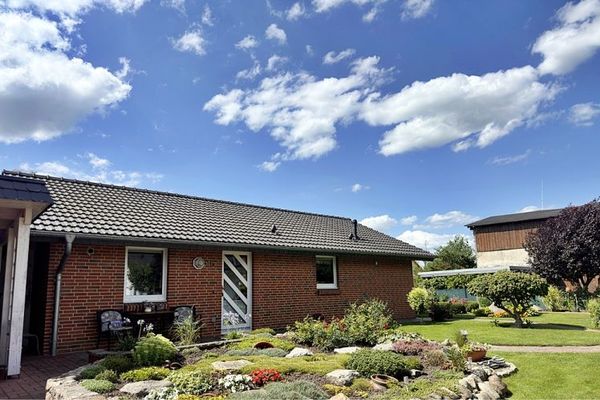 Filetstück im Grünen: Gepflegtes Einfamilienhaus mit Pool und großem Grundstück